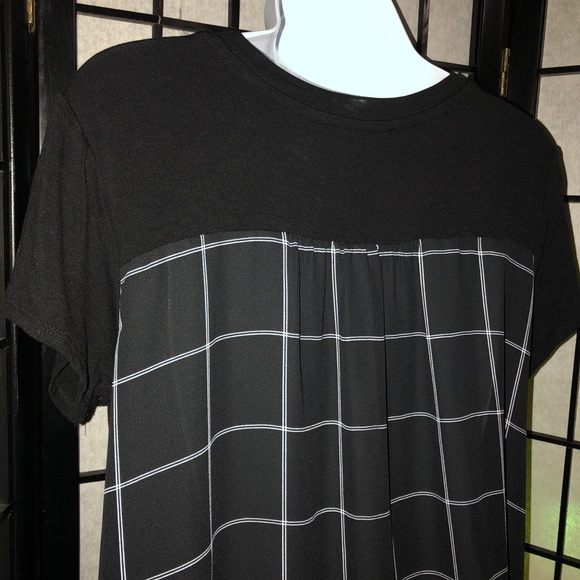 💜 SALE! 3/$15 💜 THE LINE OF STYLE - Hi-Lo Top - Picture 5 of 14